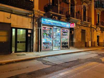Ci spostiamo ora nel quartiere Libert�, in via Crispi, dove nei pressi del Tribunale si fa spazio l�insegna blu di Elettrotecnica Service, negozio nato nel 1991